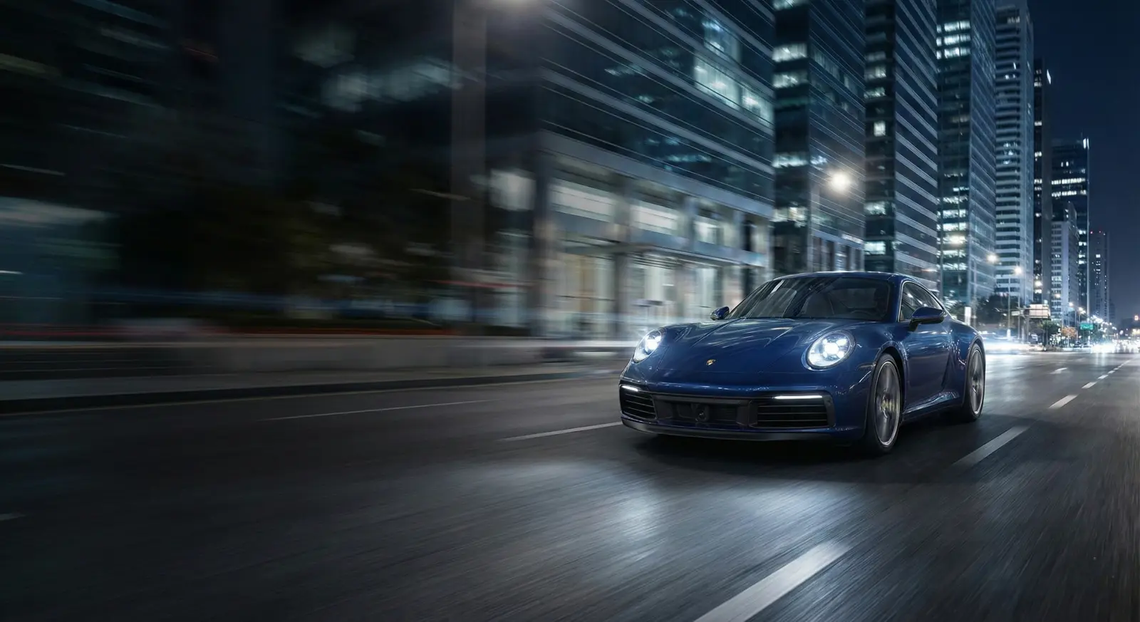 Samochód po detailingu, z połyskującym lakierem i efektownym odbiciem światła